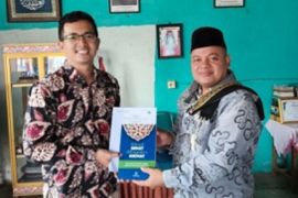 BPJS Kesehatan Serahkan Buku Meraih Sehat Mensyukuri Nikmat kepada Pondok Pesantren Tarbiyya Muara Labuh