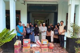 PLN salurkan bantuan sembako bagi masyarakat jelang Hari Kemerdekaan RI