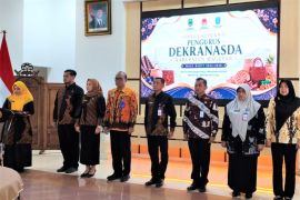 Arumi Bachsin minta Dekranasda Magetan dongkrak kesejahteraan perajin
