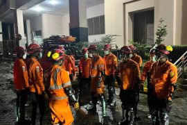 Tim SAR bagi tiga tim evakuasi korban reruntuhan rumah di Medan