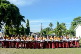 Wabup Sergai serahkan bantuan perlengkapan sekolah kepada ratusan anak korban banjir