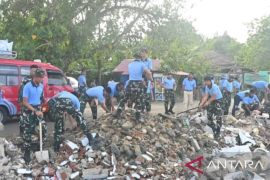 Lanud Pattimura lakukan aksi bersih lingkungan di Maluku Tengah
