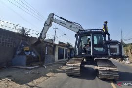 Jabar tertibkan 16 bangunan di ruang milik jalan di Padalarang