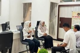 Pengarahan Kasubbag Tata Usaha kepada pengawas loket dalam peningkatan kualitas pelayanan pertanahan