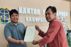 Pelayanan pertanahan akhir pekan (pelataran ) permudah masyarakat mengambil sertipikat wakaf