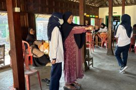 Mahasiswa Profesi Fisioterapis UMS edukasi pencegahan nyeri punggung bawah bagi kader PKK dan lansia di Nguter