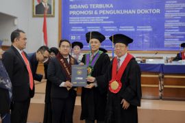 Doktor Hukum pertama Unimugo dikukuhkan UMS, teliti penegakan hukum penyalahgunaan obat ilegal untuk aborsi