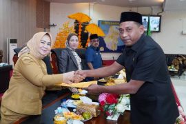 Plt. Bupati Tiorita sampaikan jawaban fraksi, dorong Ranperda perkuat tata kelola aset daerah