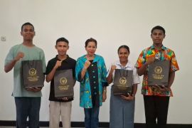 Anggota DPD RI Lalita beri beasiswa bagi 10 siswa Papua