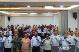 Pelatihan buket bunga Dharma Wanita Mimika perkuat ekonomi keluarga ASN