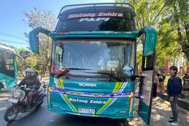 Keluarga penumpang korban pelecehan desak polisi tahan Bus BZ