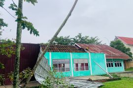 Dua bangunan di Batang Hari rusak akibat angin puting beliung