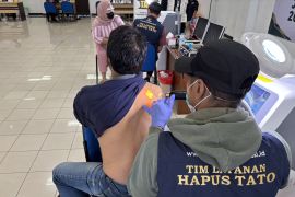 Seratus warga Jakut ikuti hapus tato gratis di Kantor Walkot
