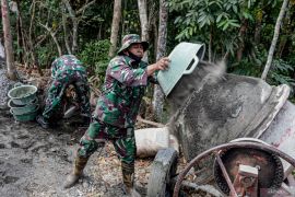 TNI bantu warga bangun jalan desa