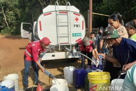 PMI distribusikan 30 ribu liter air pada empat kecamatan Cianjur