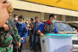 Geledah kantor Disdik Riau, Tim Penyidik Kejati angkut 3 kotak dokumen