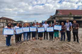 BRI Pematangsiantar serahkan santunan kepada pedagang Pasar Parluasan terdampak kebakaran