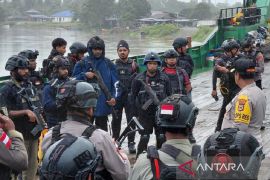 Kapolres: TNI-Polri evakuasi dua korban penembakan KKB di Seradala