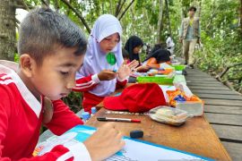 Melukis di tengah Hutan Mangrove, menumbuhkan kepedulian lingkungan