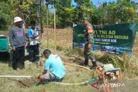 TNI bantu warga kepulauan Sumenep atasi kekeringan