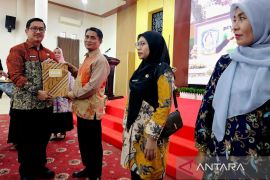 Pemkab Natuna beri penghargaan untuk sekolah dan puskemas ramah anak