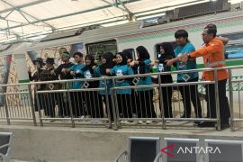 KAI Madiun kenalkan kereta ke anak penyandang disabilitas