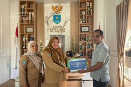 PT Timah dukung khitanan massal di Desa Air Gantang
