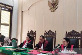 Hakim tegur terdakwa yang bantah jadi kurir sabu 1 kg: Kami bukan bodoh, jujur saja
