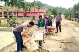 Brimob Gorontalo dan warga gotong royong perbaiki jalan rusak
