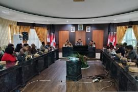 Kadis Kumperindag ungkap penyebab tingginya harga sembako di Gorontalo