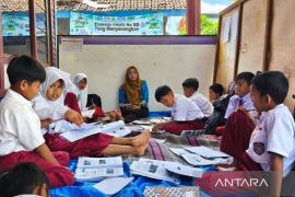 Siswa SD di Blora belajar di rumah warga selama sekolah dalam perbaikan
