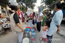 PMI Cianjur distribusikan 10 ribu liter air ke wilayah terdampak kemarau setiap hari