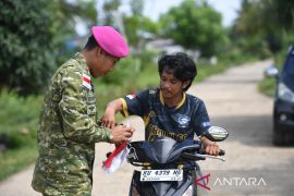 Marinir TNI AL bagikan bendera di Pulau Sebatik songsong HUT ke-81 RI