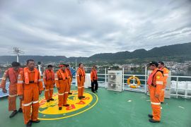 KN Bhisma cari 13 penumpang perahu di Teluk Tomini