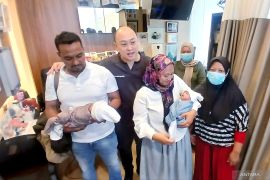 Pasutri asal Sumenep dikaruniai bayi kembar usai 22 tahun menanti