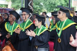 Pemkab Bintan gelar wisuda 34 warga lulus sekolah lansia
