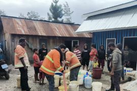 Pemkab salurkan air bersih ke warga Jayawijaya terdampak kemarau