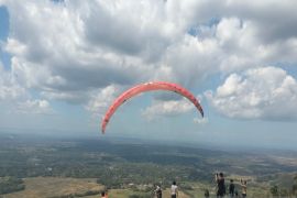 Pemkab Kulon Progo mengembangkan Paralayang Girisembung tarik wisatawan