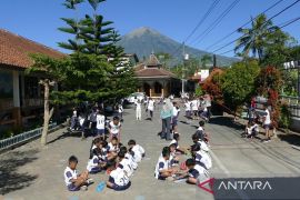Melestarikan permainan tradisional bersama siswa SD Temanggung
