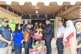 Pemkab Pasaman Barat kunjungi warga terdampak banjir serta salurkan sejumlah bantuan
