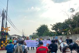 KAI bersama Railfans sosialisasi keselamatan di perlintasan Krenceng Merak