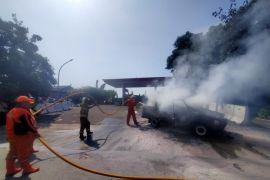 Mobil terbakar usai isi bahan bakar di Jaksel