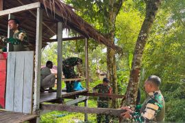 Satgas 511/DY gotong royong benahi pos kamling di Dabra Mamberamo Raya