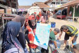 PMI Cianjur salurkan 20 ribu liter air bersih untuk 1.500 KK di Cibeber