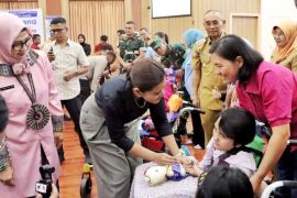Kahiyang serahkan kursi roda adaptif untuk anak disabilitas di Simalungun