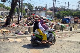 LH Jaksel tangani tumpukan sampah di pinggir rel Stasiun Pasar Minggu