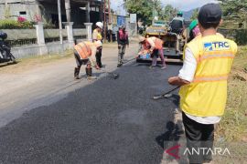 TRC Infrastruktur NTB mulai memperbaiki jalan Kediri-Kuripan