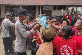 Polres Tolikara tanamkan semangat literasi ke pelajar di Karubaga