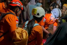 SAR Mataram selamatkan wisatawan cidera di air terjun Lombar