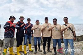Menjaga Pesisir, merawat masa depan: Bandara Sultan Syarif Kasim II tanam 3.000 mangrove di Siak